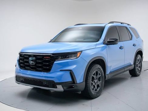 Certified 2025 Honda Pilot TrailSport image 3