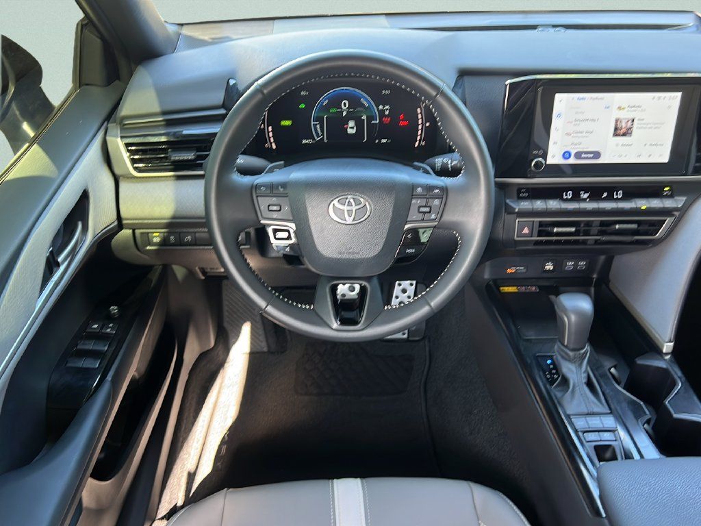 Used 2025 Toyota Camry SE FWD image 11