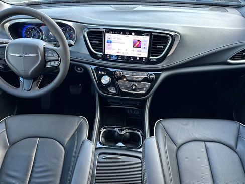 Used 2024 Chrysler Pacifica Limited w/ Uconnect Theater Family Group image 13