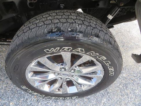 Used 2017 Ford F150 Lariat w/ Equipment Group 502A Luxury AWD/4WD image 29