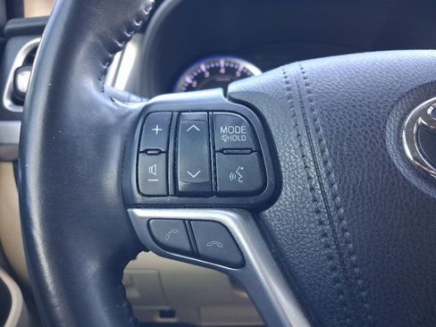 Used 2019 Toyota Highlander Limited FWD image 29