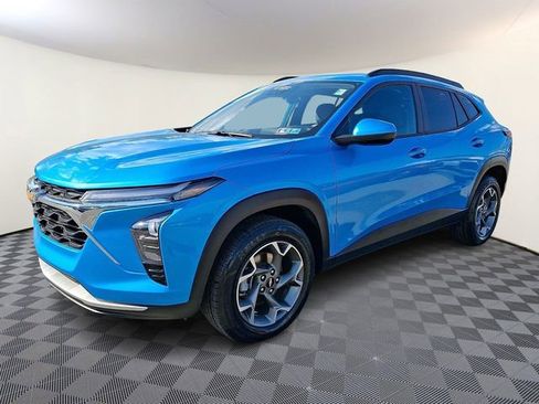 Certified 2025 Chevrolet Trax LT FWD image 3