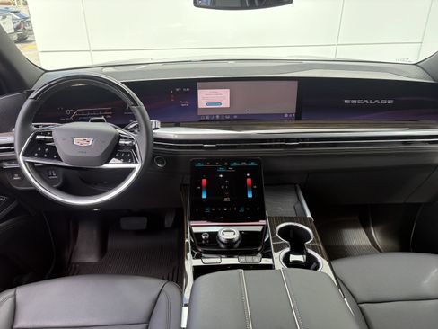 Certified 2025 Cadillac Escalade Luxury w/ LPO, Floor Liner Package AWD/4WD image 21