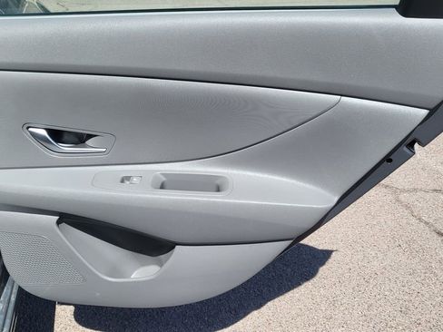 Used 2025 Hyundai Elantra SE image 18