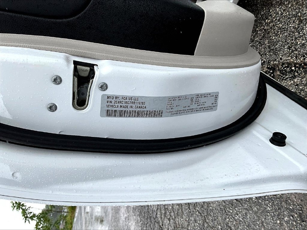 Used 2024 Chrysler Pacifica Touring-L FWD image 21
