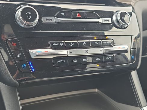 Used 2023 Ford Explorer Limited image 19