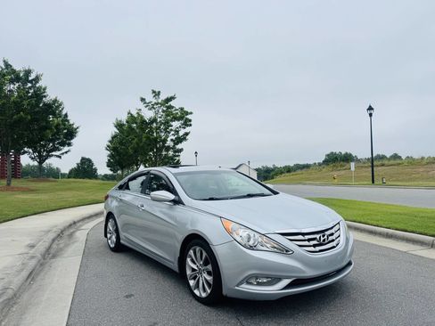 Used 2012 Hyundai Sonata SE w/ Navigation & Sunroof Pkg FWD image 3