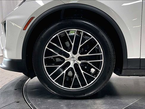 Used 2026 Porsche Macan 4 Electric image 13