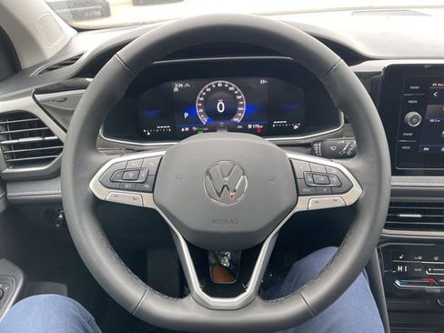 Used 2025 Volkswagen Taos SE image 9