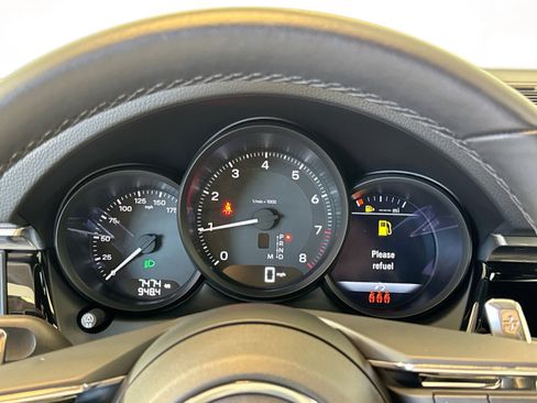 Certified 2025 Porsche Macan AWD/4WD image 15