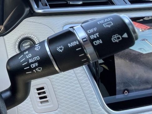 Used 2019 Land Rover Range Rover Velar R-Dynamic SE image 26