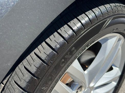 Used 2018 Chevrolet Equinox Premier image 11