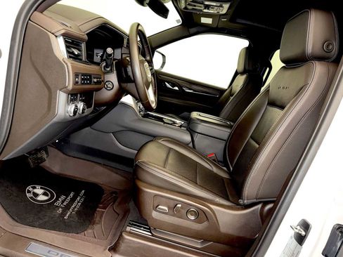 Used 2023 GMC Yukon XL Denali image 9