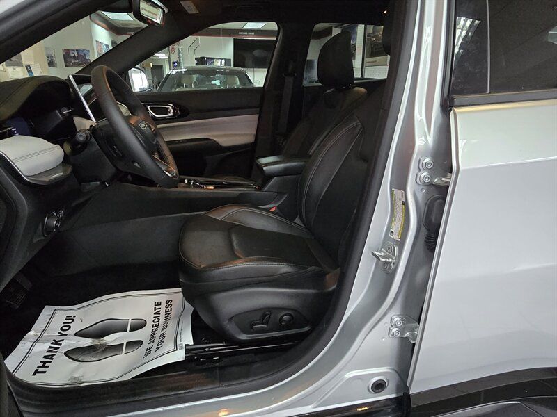 Used 2025 Jeep Compass Limited w/ Elite Group AWD/4WD image 9