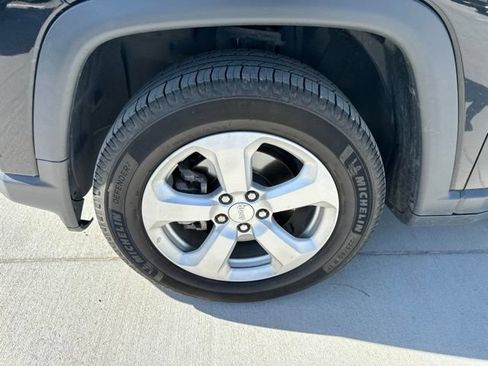 Used 2018 Jeep Compass Latitude AWD/4WD image 2