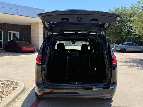 Used 2025 Chrysler Pacifica Limited FWD image 7