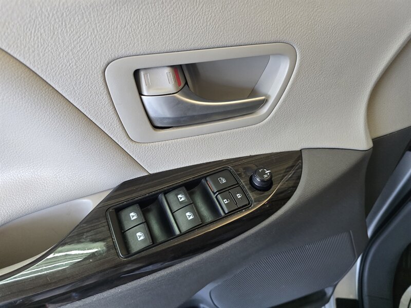 Used 2019 Toyota Sienna XLE w/ XLE Navigation Package FWD image 18