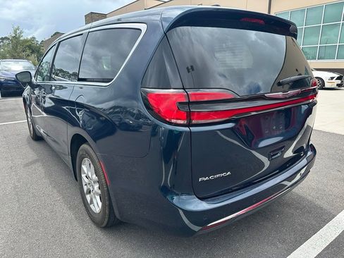 Used 2023 Chrysler Pacifica Touring-L FWD image 3