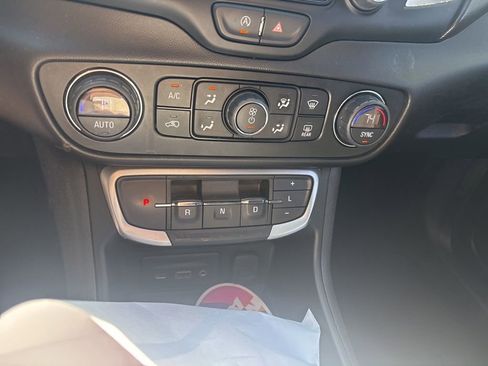 Used 2022 GMC Terrain SLE w/ Driver Convenience Package image 8