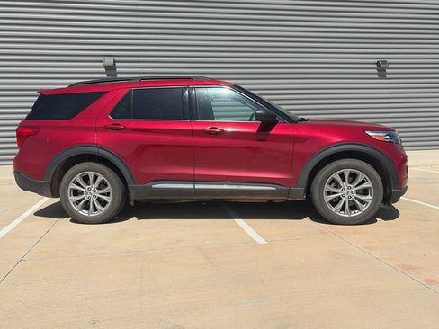 Used 2021 Ford Explorer XLT w/ Equipment Group 202A AWD/4WD image 2