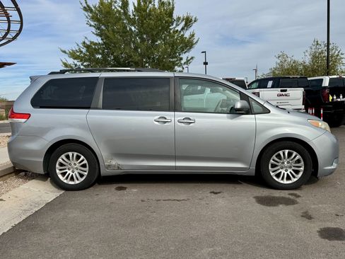 Used 2013 Toyota Sienna XLE image 2