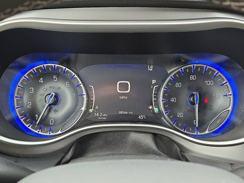 Used 2022 Chrysler Pacifica Touring-L w/ Uconnect Theater Family Group image 26