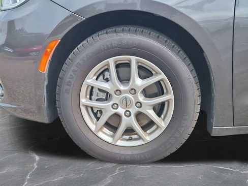 Used 2023 Chrysler Pacifica Touring-L FWD image 32