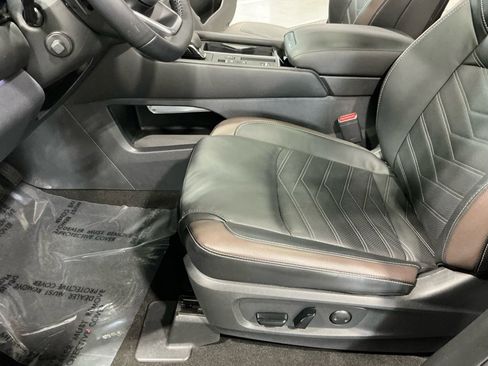 Used 2024 Nissan Pathfinder Platinum w/ Cargo Package image 27