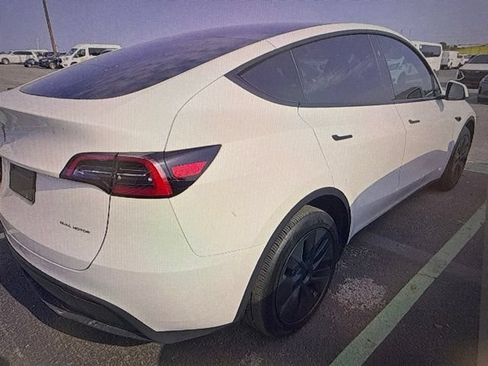 Used 2024 Tesla Model Y Long Range AWD/4WD image 3