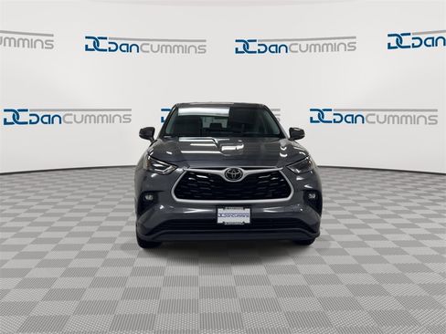 Used 2023 Toyota Highlander LE image 3