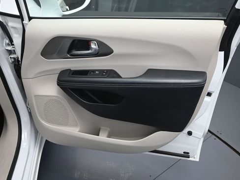 Used 2020 Chrysler Pacifica Touring-L Plus w/ Tire & Wheel Group image 39