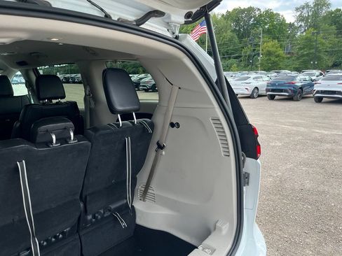 Used 2023 Chrysler Pacifica Touring-L FWD image 16