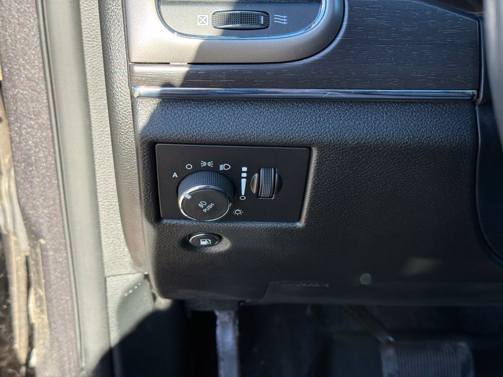 Used 2018 Jeep Grand Cherokee Limited AWD/4WD image 18
