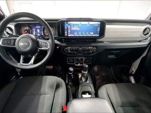 Used 2025 Jeep Wrangler Unlimited Sahara AWD/4WD image 18