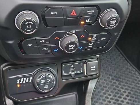 Used 2022 Jeep Renegade Trailhawk w/ Sun/Sound Group image 28