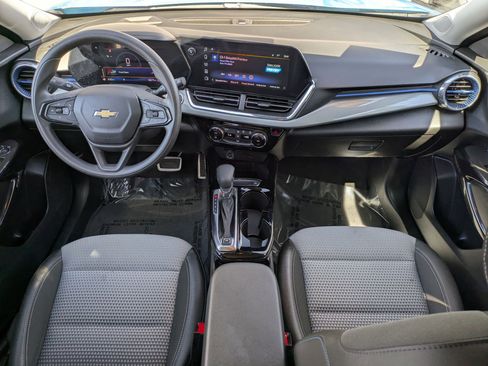 Used 2025 Chevrolet Trax LT w/ LPO, Blackout Package image 23