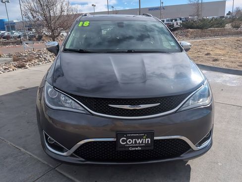 Used 2018 Chrysler Pacifica Limited image 2