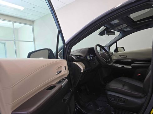 Certified 2021 Toyota Sienna Platinum AWD/4WD image 24