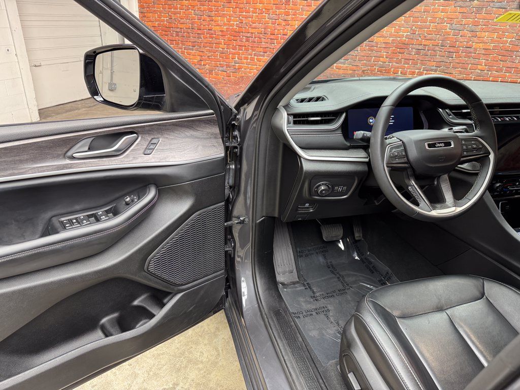 Used 2023 Jeep Grand Cherokee L Limited AWD/4WD image 8
