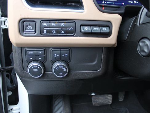 Used 2022 Chevrolet Suburban Premier image 23