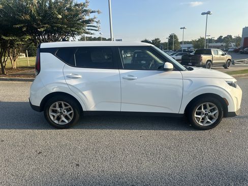 Used 2024 Kia Soul LX w/ Option Group 015 FWD image 4