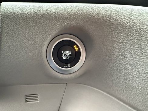 Used 2024 Chrysler Pacifica Touring-L image 6