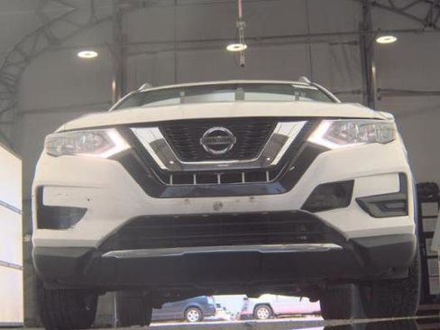 Used 2018 Nissan Rogue SV w/ Premium Package AWD/4WD image 3