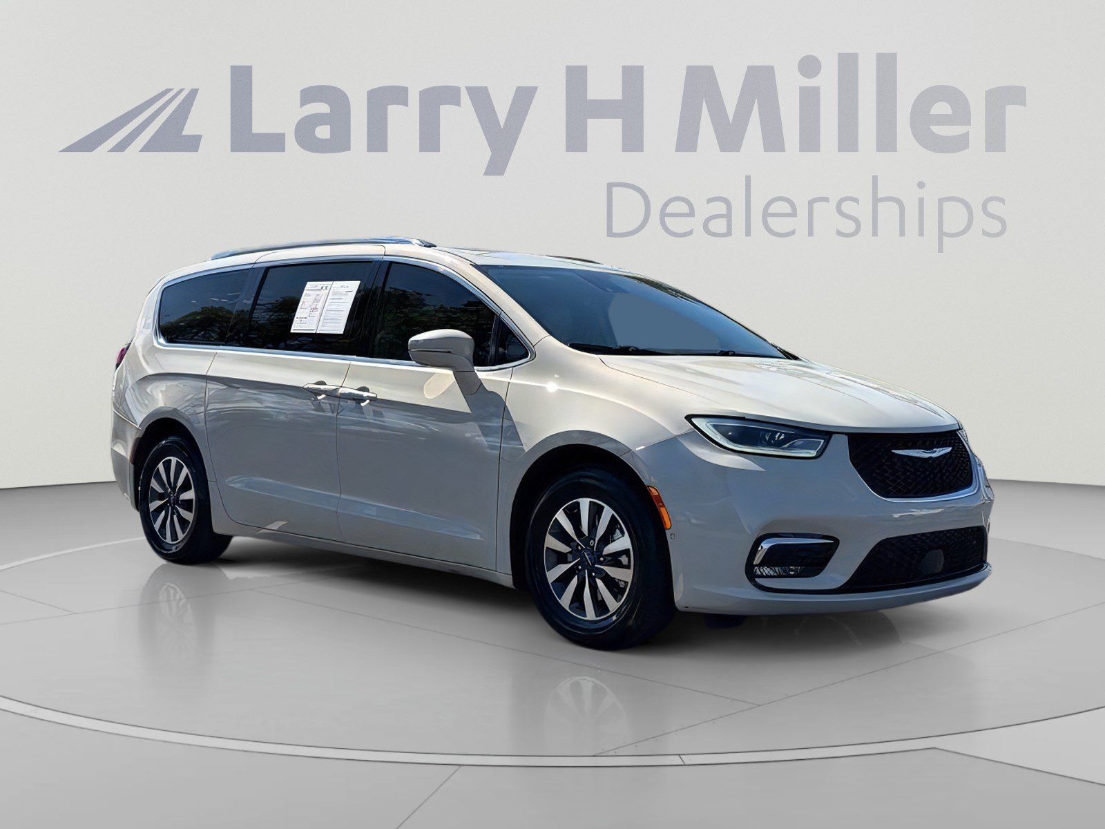 Used 2021 Chrysler Pacifica Touring-L w/ Uconnect Theater Family Group FWD image 8