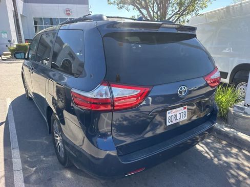 Used 2018 Toyota Sienna XLE Premium w/ Carpet Mat Package FWD image 4