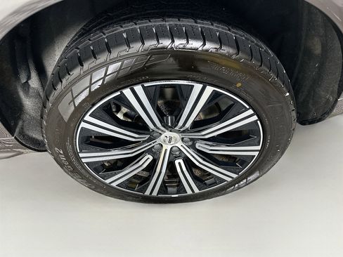 Used 2024 Volvo XC90 B6 Plus image 11