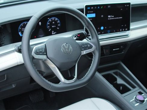 New 2025 Volkswagen Tiguan SE image 8