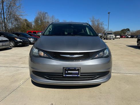 Used 2017 Chrysler Pacifica Touring image 2