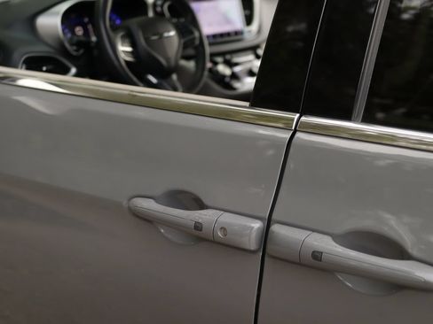 Used 2022 Chrysler Pacifica Touring-L FWD image 36