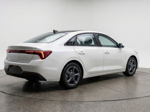 Used 2025 Kia K4 LXS image 9